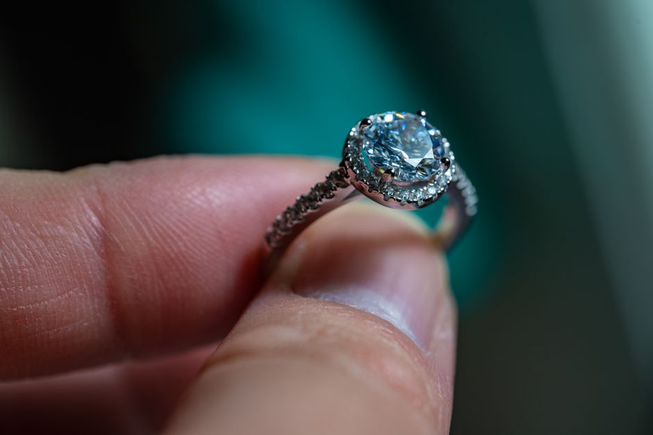 Size vs Sparkle: Choosing Your Ideal Oval Loose Diamond Carat
