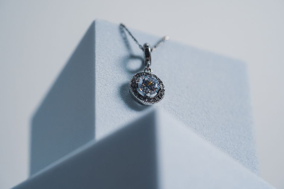 How to Spot a Real Diamond Pendant Necklace Without Losing Your Spark