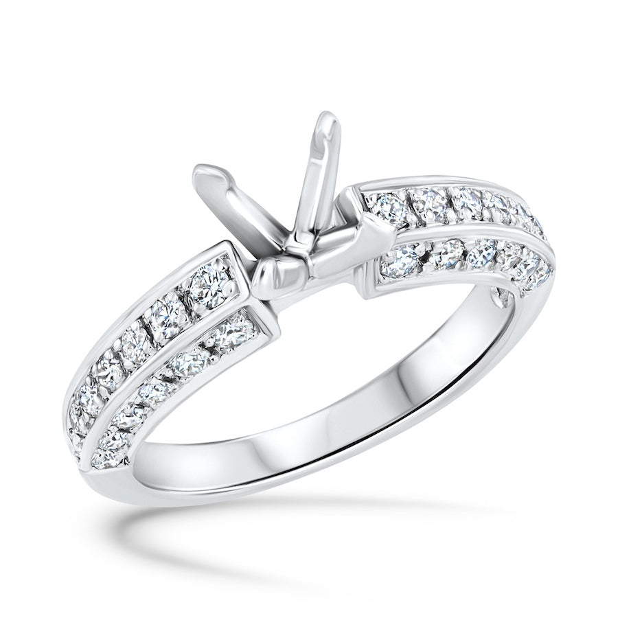 4-Prong diamond engagement ring mounting is made in platinum