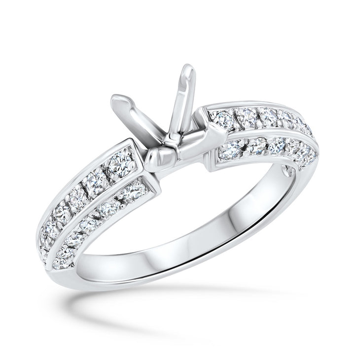 4-Prong diamond engagement ring mounting is made in platinum